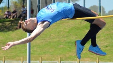 Joshua van Deventer seil oor die lat op 2.10m in die hoogspring vir s.o/19.