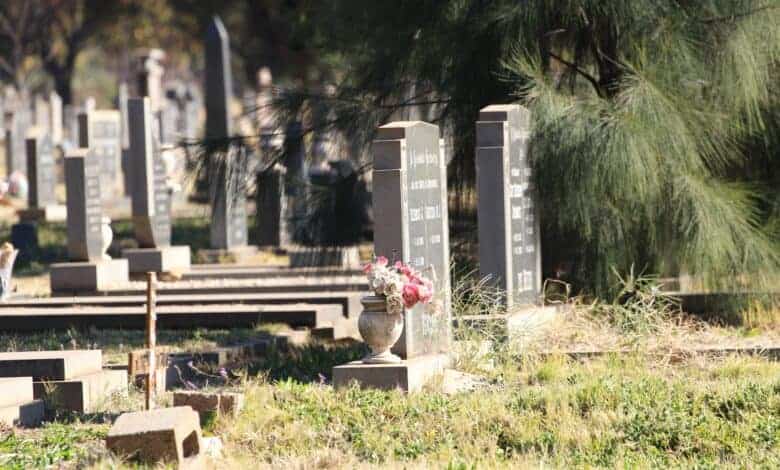 Groot skoonmaakaksie by begraafplaas beplan