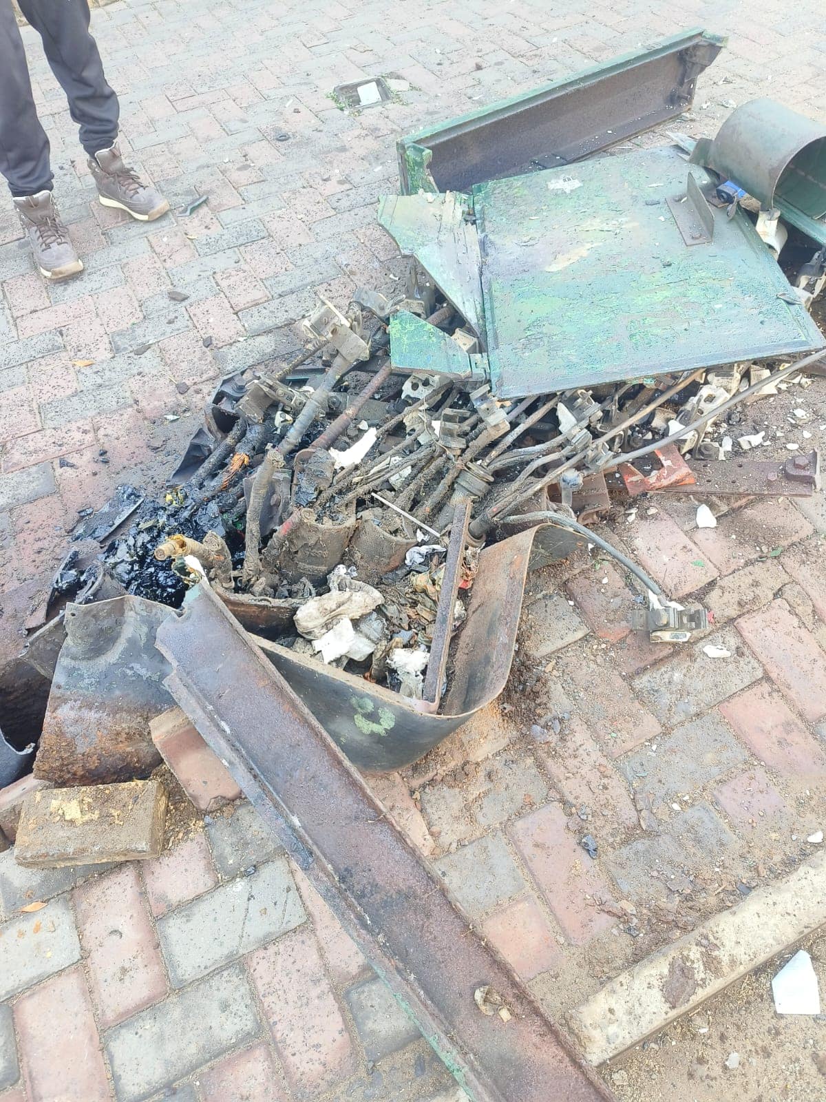 Video: Voertuig ry kragboks in V’niging plat