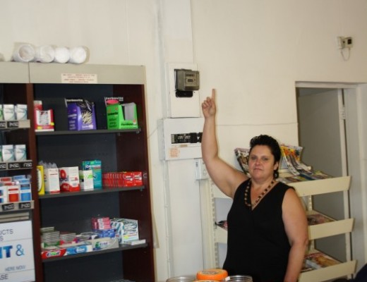 Winkelassistent Barbara Bates Jansen wys na die gat in die plafon van die 6-9 Kafee in Rhodeslaan, waar diewe in die vroeë oggendure van 17 November ingebreek en sigarette ter waarde van ongeveer R6000 gesteel het.