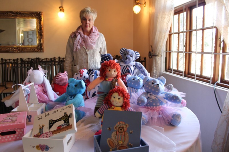 Ronel Lombaard by 'n verskeidenheid speelgoed wat sy en haar suster Amelia Roets maak.