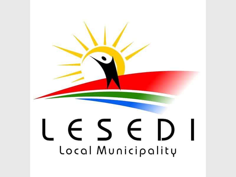 An anonymous voice note circulating on social media claimed that foreign nationals had poisoned a local water reservoir, warning residents to avoid tap water. Lesedi Local Municipality has confirmed that the claims are false, assuring the community that the water supply is safe, uncontaminated, and regularly monitored.