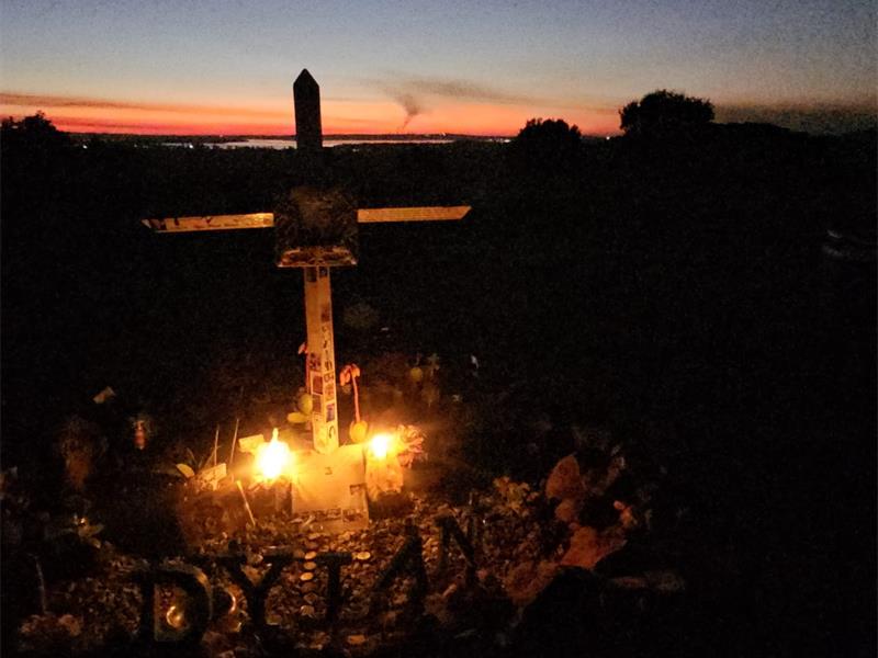 Twee jaar nadat Dylan Bothma op wrede wyse van die lewe weggeneem is, is sy familie steeds sonder antwoorde maar nie sonder liefde nie. In trane en herinneringe het hulle dié geliefde jongman op 24 en 25 Junie vereer.