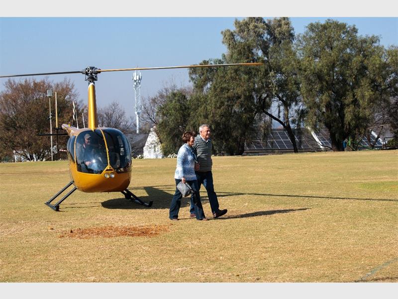 Met gesing, ‘n rooi tapyt en 'n dramatiese aankoms uit die lug, het Laer Volkskool hul skoolhoof op 'n dag gevier wat vir altyd onthou sal word.