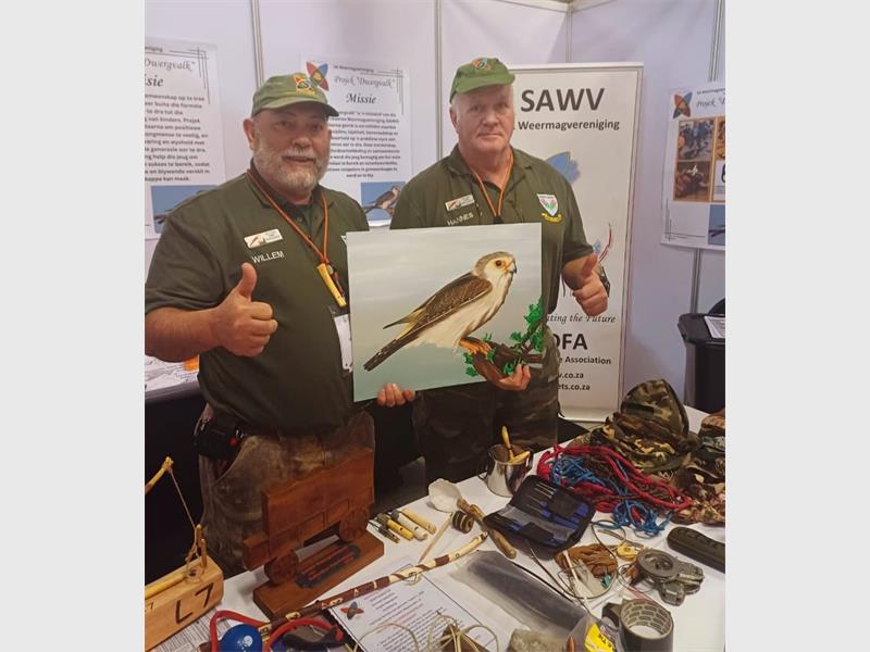 Twee lede van SAWV Eenheid Suikerbos in Heidelberg help dryf Projek Dwergvalk, ’n landwye jeugprojek wat fokus op leierskap, oorlewing en karaktervorming.