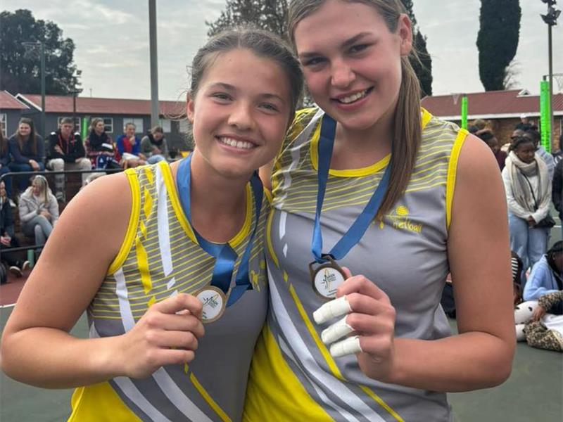 Twee Volkies vaar uitstekend tydens netbaltoernooi.