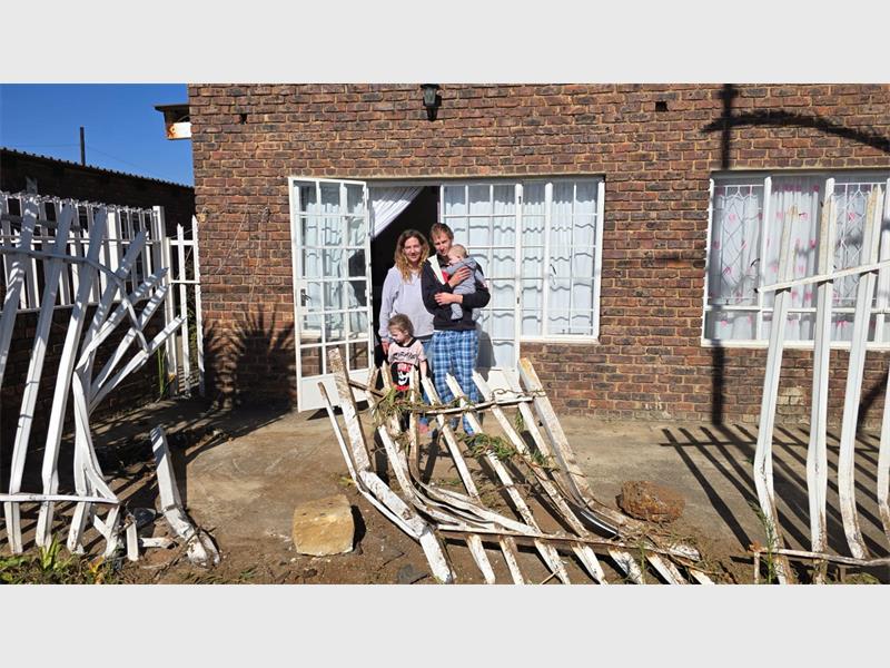 ’n Gewone nag het in paniek ontaard vir ’n jong gesin van Nigel toe ’n motor in die vroeë oggendure van Saterdag deur hul heining gebars het.