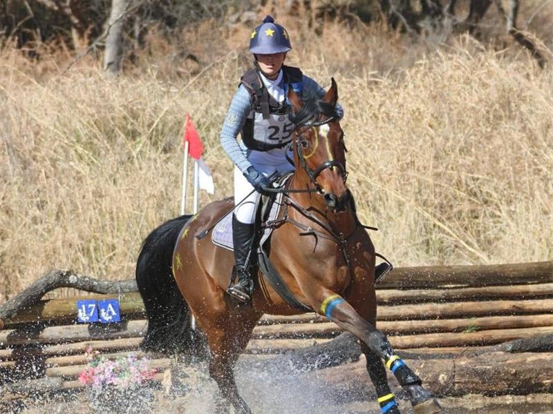 Die ruiters neem aan verskeie items deel om punte bymekaar te maak.