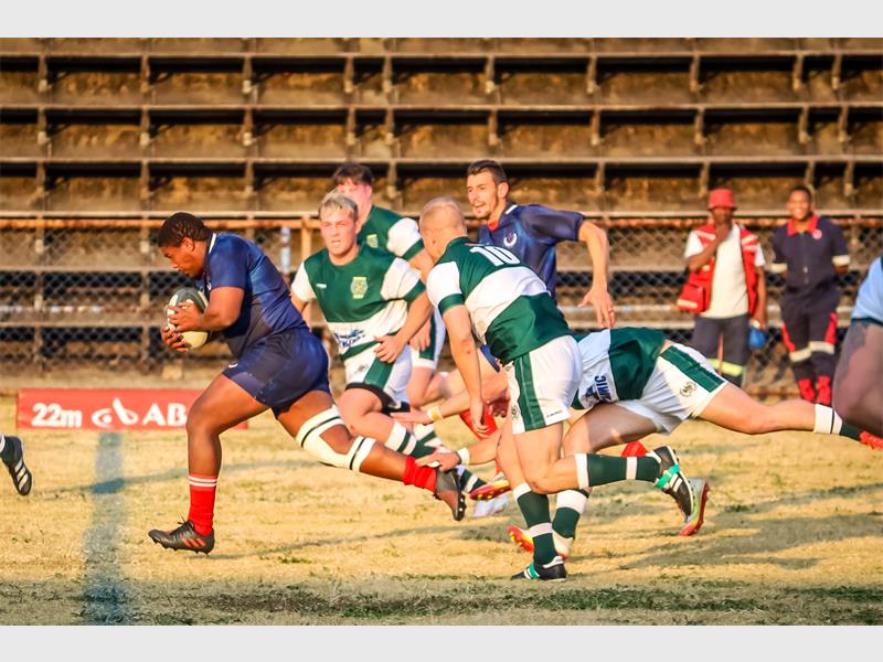 Nigel mik om Panne se aanval stop te sit.