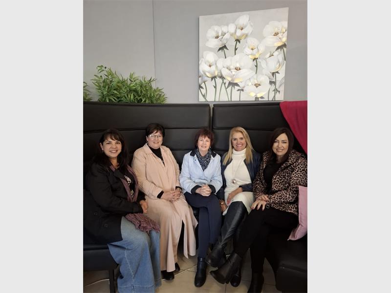 Met vars koffie in die hand en 'n heerlike ontbyt het die Oos-Rand Sakevroue hul eerste vergadering in ses maande gehou, tydens 'n oggend vol betekenis.