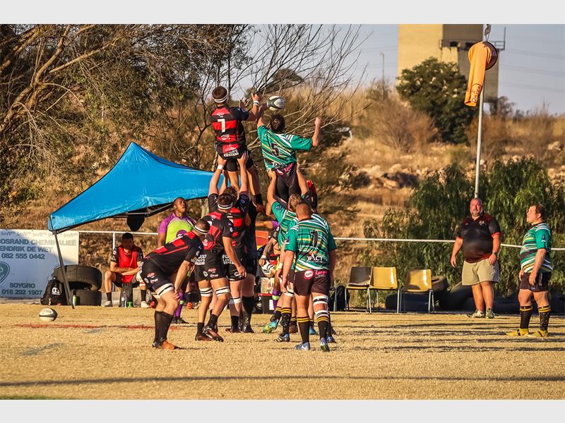 Alhoewel die tweede span gestruikel het, het die eerste span met goeie aanvallende spel uitgeblink.