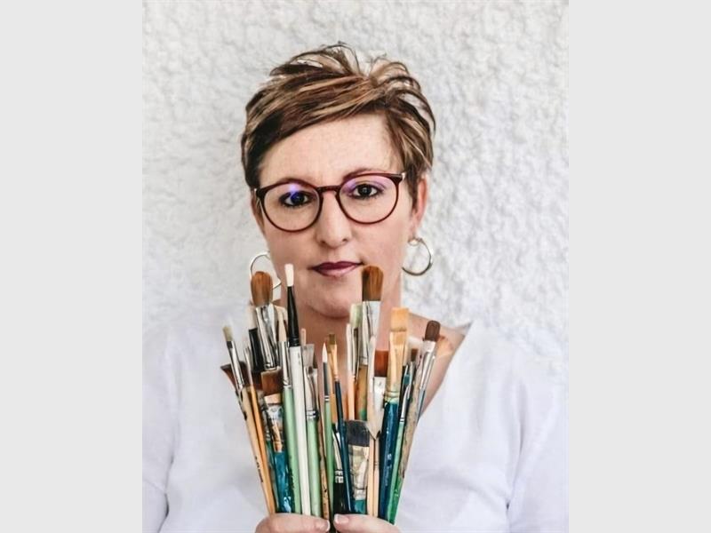 Met ’n naald, verfkwas en groot visie verander Veronika Olivier nie net doeke nie, maar ook lewens in en om Heidelberg.