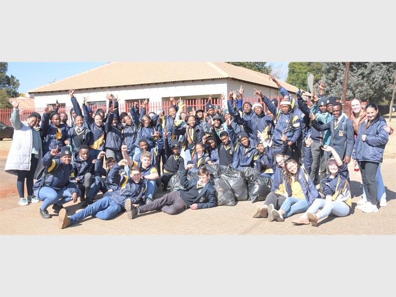 Meer as 70 sakke vuilgoed is deur die leerders opgetel.