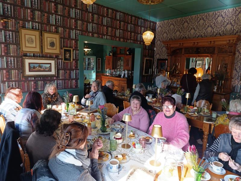 Die inwoners van Suikerbos Aftreeoord is onlangs bederf met ’n uitstappie na die geskiedkundige Oak View Manor in Heidelberg, waar hulle koffie, soetbederfies en geselskap met vriende geniet het.