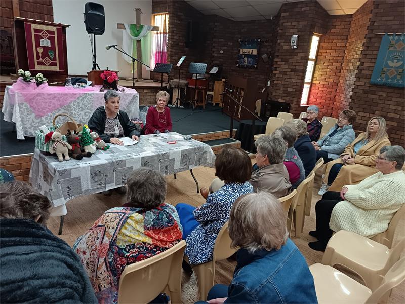 Die vaardige demonstrasies het getoon hoe kuns en herwinning hand aan hand kan loop,van oulike Amigurumi tot glansryke papierkrale.