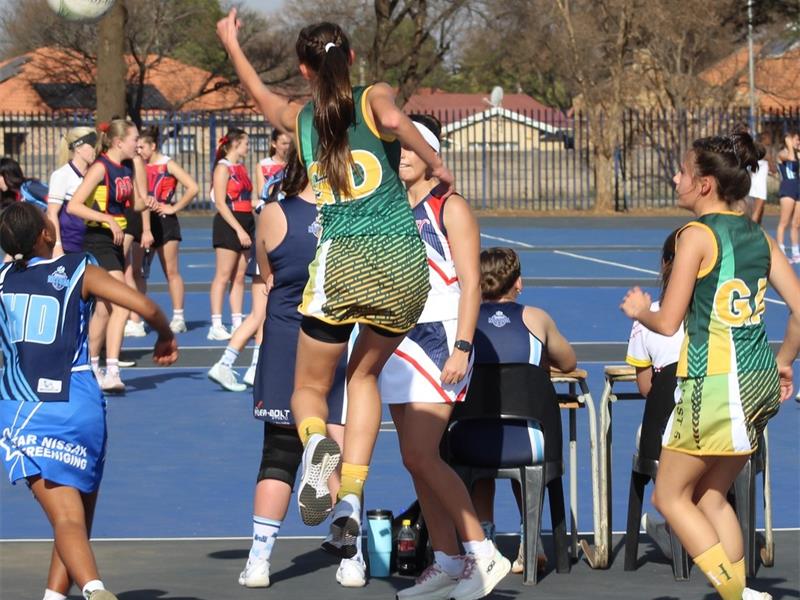 Met ’n mengsel van oorwinnings en neerslae, het die Hoër Volkskool se Fast5 netbalspanne hulle vasberadenheid en spanwerk tentoongestel.