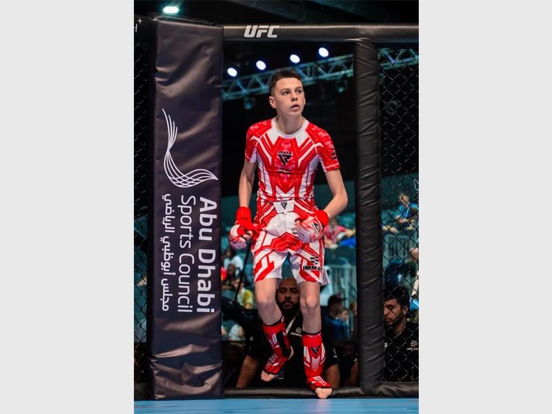 Jong MMA-vegter Arno Carstens van Heidelberg het ‘n agtste plek behaal by die 2025 IMMAF Jeugwêreldkampioenskappe in Abu Dhabi, waar hy teen die wêreld se sterkste jong talent meegeding het.