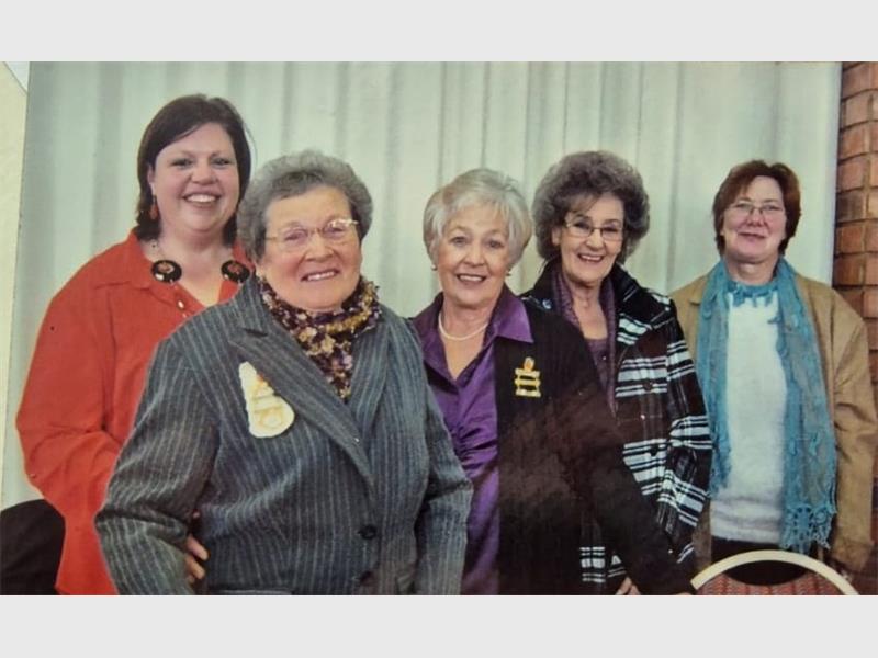 Tannie Betty was vir dekades ’n stil steunpilaar in haar gemeenskap en bekend vir haar sagtheid, luisterende oor en liefdevolle hart. Haar nalatenskap leef voort in elkeen wat sy geraak het.