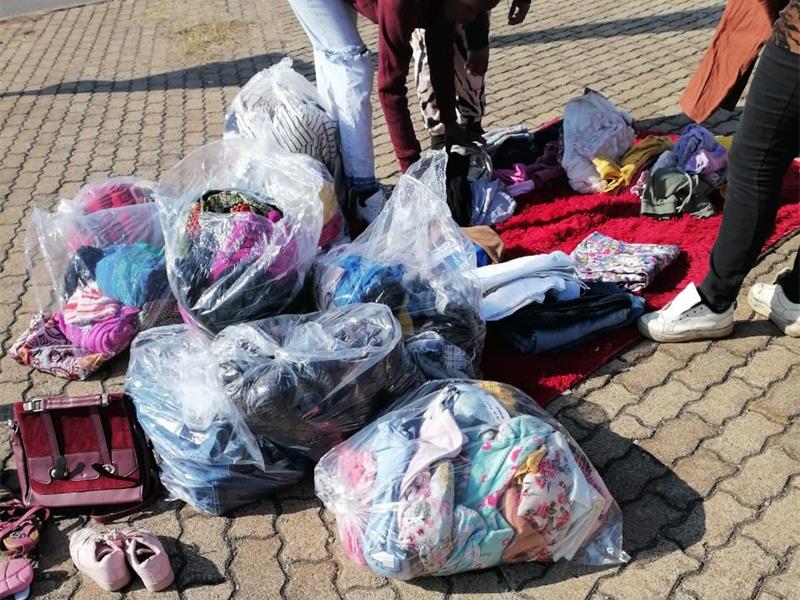 On Women’s Day, Annah and Fanie Skaarnek of Skaaris Funeral Home brought hope and kindness to Alra Park by distributing clothing donations and celebrating the spirit of Ubuntu in a heartfelt community event.