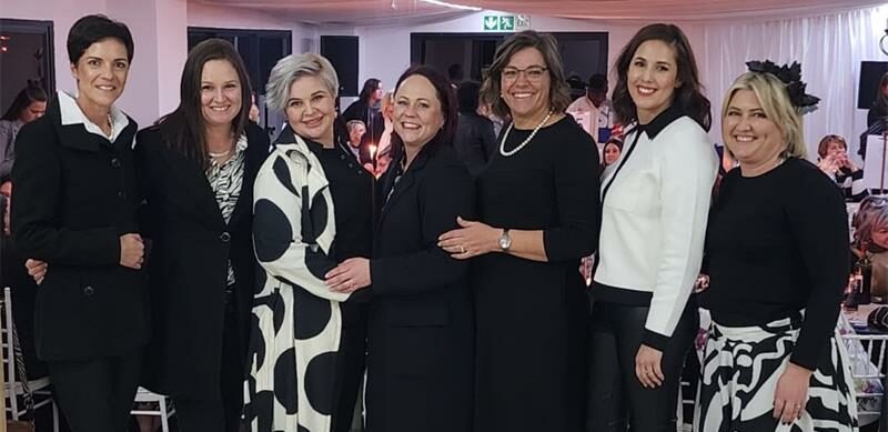 Met ’n swart-en-wit tema, gesellige musiek deur bekende kunstenaars, ’n Noot vir Noot-speletjie en heerlike bederfies, was dit ’n aand wat vroue laat glimlag het.