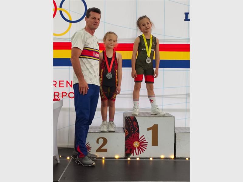 Die drie jong stoeiers het met vier medaljes terug gekeer huis toe.