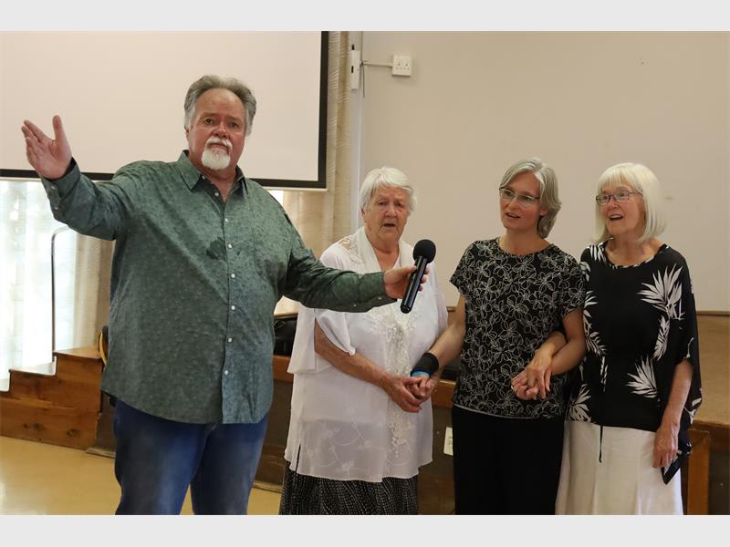 Geen moeite word ontsien om gereeld vir die inwoners van die Suikerbos Aftreeoord vermaak aan te bied nie.