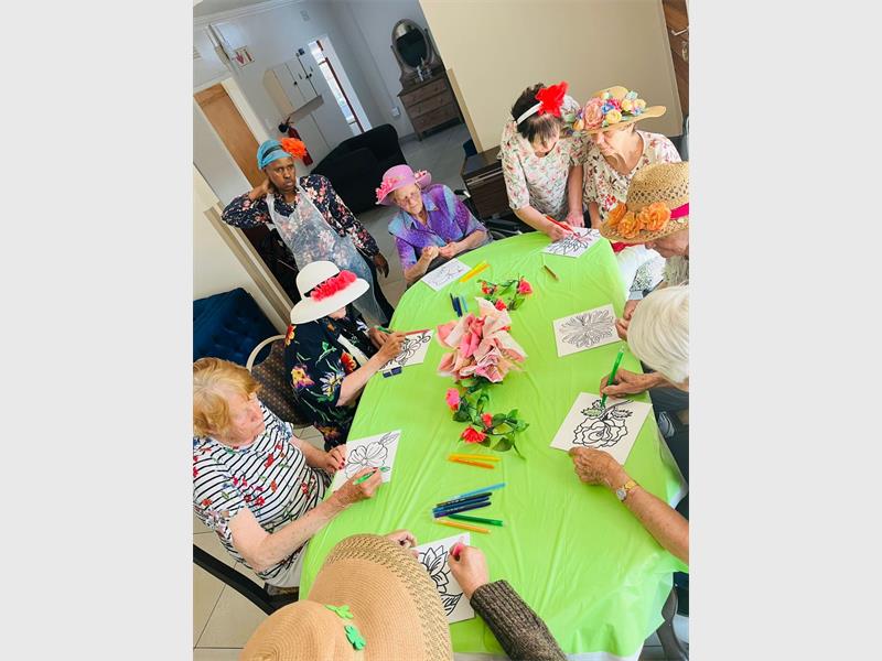 Die inwoners het gesing en gesmul aan roomys terwyl daar in vrolike luim na musiek geluister is.