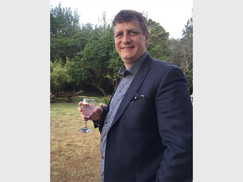 Die Van der Spuy-gesin treur oor die afsterwe van Andrew (48), seun van Sybrand en Beverley van der Spuy, wat op 14 Augustus in Engeland ná ’n stryd teen kanker oorlede is.