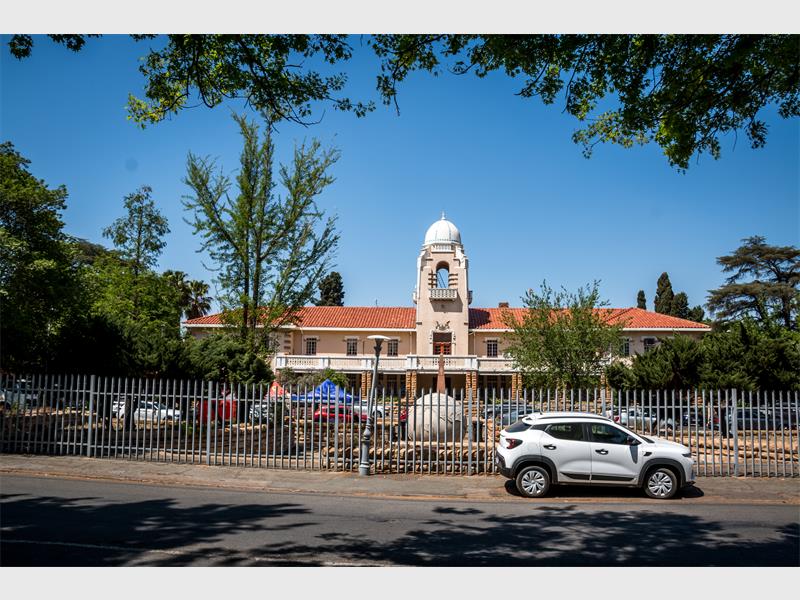The Heidelberg Heritage Association has unveiled Blue Plaque No. 86 at the historic Heidelberg Town Hall, a landmark designed by Voortrekker Monument architect Gerard Moerdijk.