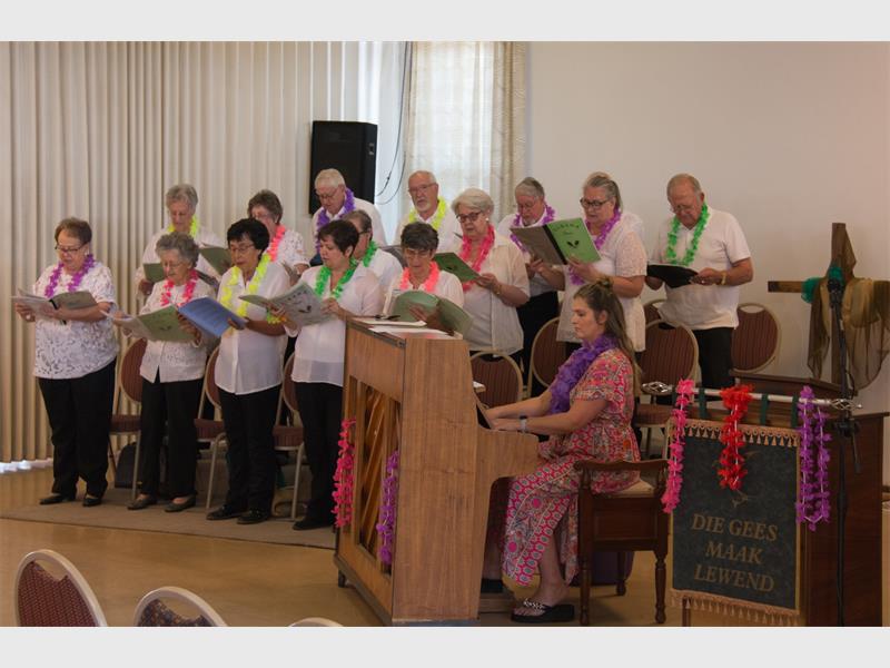 Die lente is op ’n vrolike noot by Suikerbos Aftreeoord ingewy, met musiek, voorlesing en geselligheid.