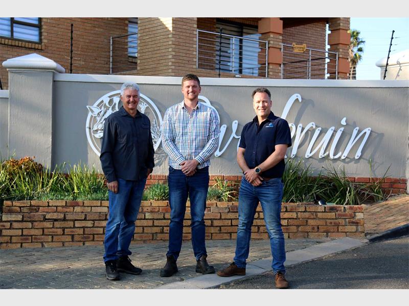 Nuwe hekke, verfwerk en biometriese toegangsbeheer skep nie net ’n trotse beeld vir die gemeenskap nie, maar versterk ook sekuriteit en veiligheid.