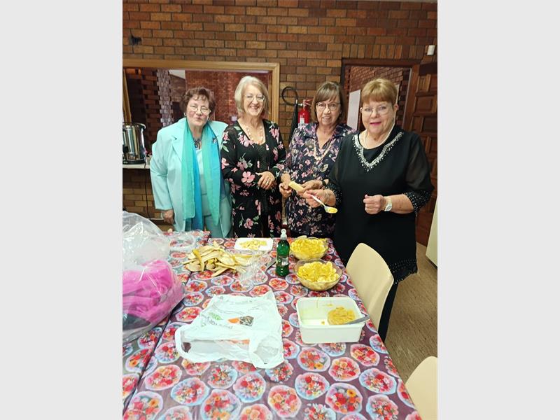 Met warmte, kleurvolle dekor, handewerk en ’n inspirerende kleurdemonstrasie het die dag lede se harte en idees verryk.