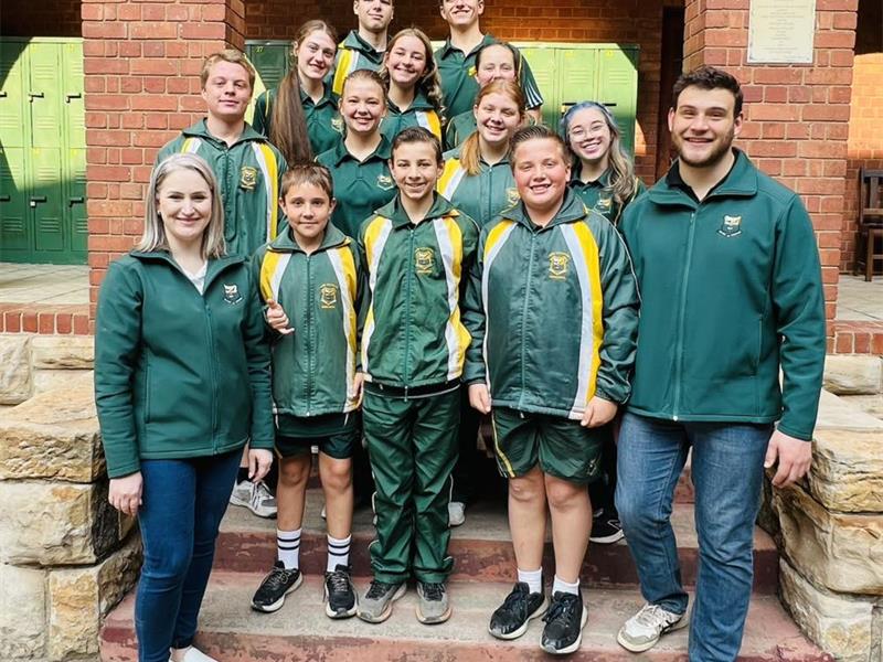 ‘n Groep leerders van Hoër Volkskool het onlangs by die ATKV Tiener Toneelkompetisie op die verhoog uitblink .