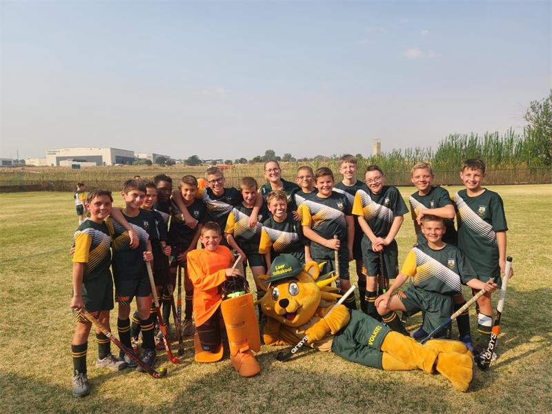 Die drie spanne van die skool het hul kantop die hokkieveld gebring.