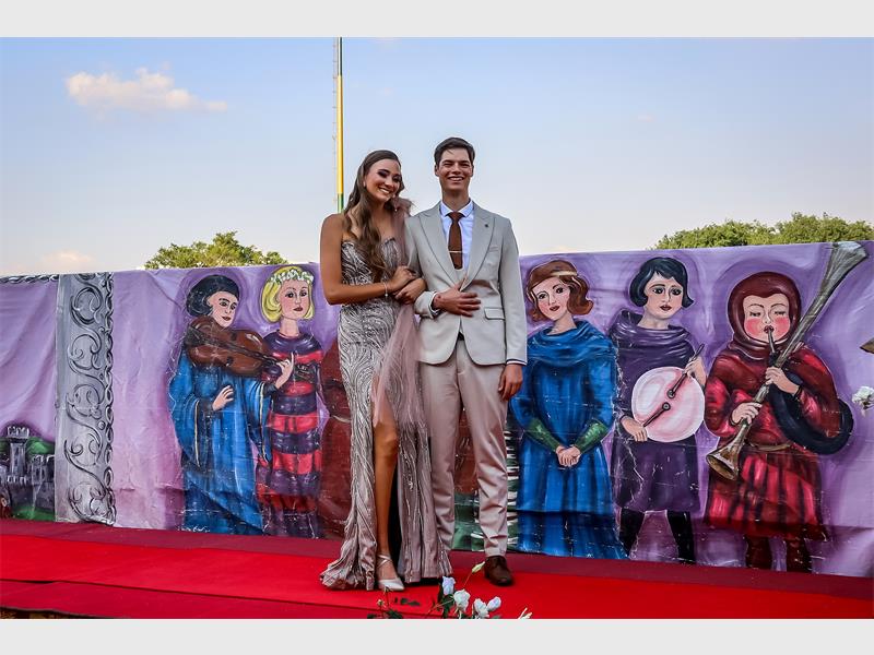 Die Hoër Volkskool se matrieks het hul laaste skoolhoofstuk in styl afgesluit met ’n glansryke aand wat pragtige uitrustings en spoggerige vervoermiddels ingesluit het.