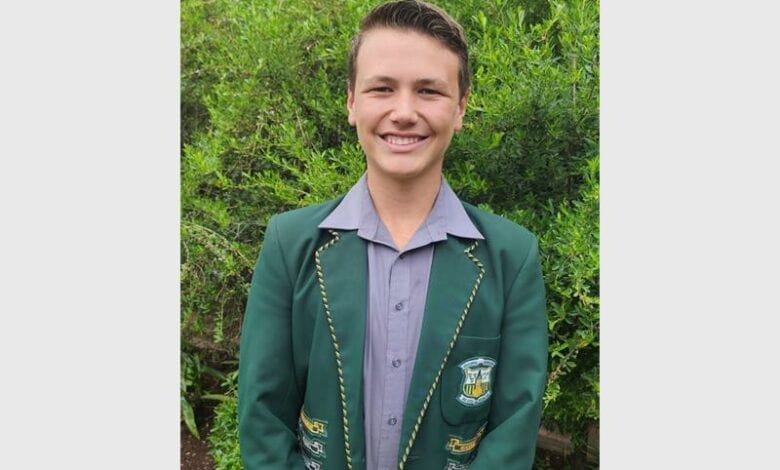 Die talentvolle Volkskool leerder het 'n groot mylpaal in krieket bereik.