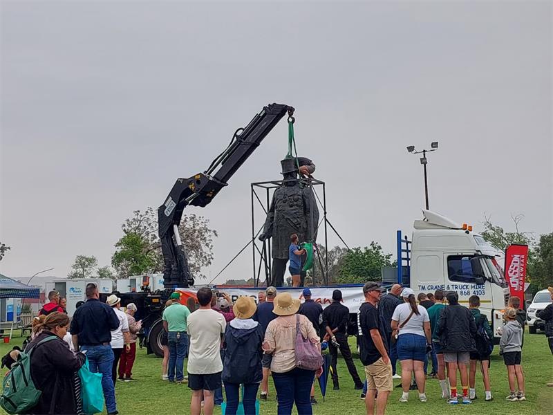 Die vier meter hoë bronsstandbeeld van Paul Kruger het op 27 in Heidelberg aangedoen met ’n betekenisvolle program by Laerskool AG Visser se KameelFees.