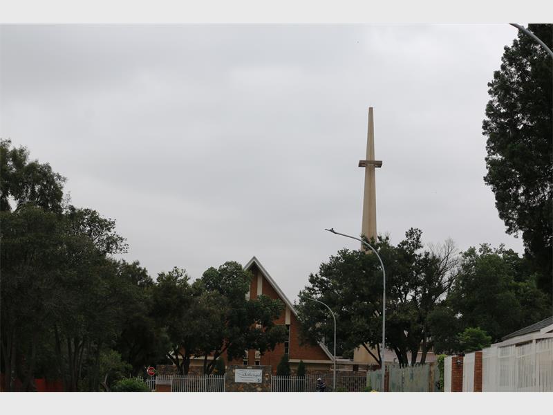 Die brons klok van NG Kerk Suikerbosrand, oorspronklik ingewy in 1967, lui weer na 20 jaar stilte