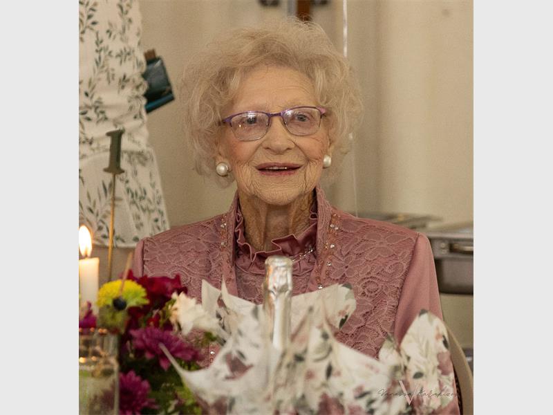 Ouma Miemie du Toit van Suikerbos Aftreeoord vier 90 jaar van liefde, harde werk en geloof, en deel haar geheim vir ’n vol en geseënde lewe.