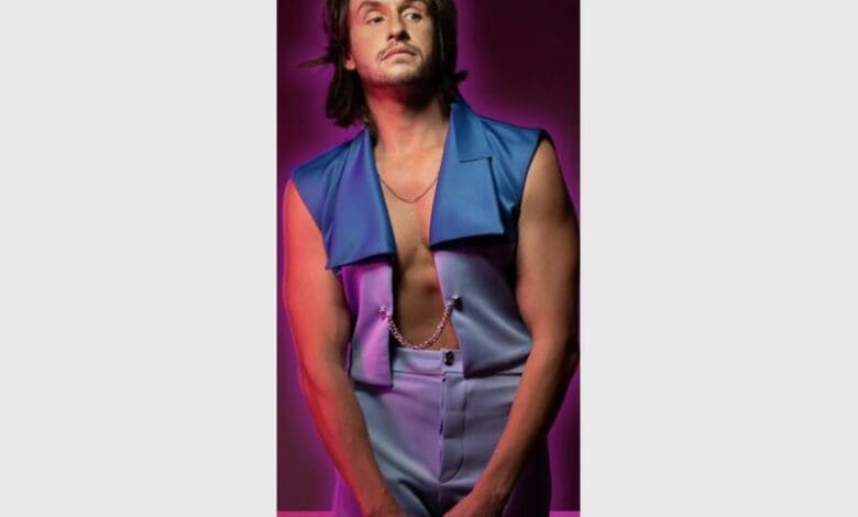 Sinoniem vir intiem is ’n lied wat jou laat glimlag, laat beweeg, en dalk selfs weer laat glo in daardie eerste vonk van liefde.