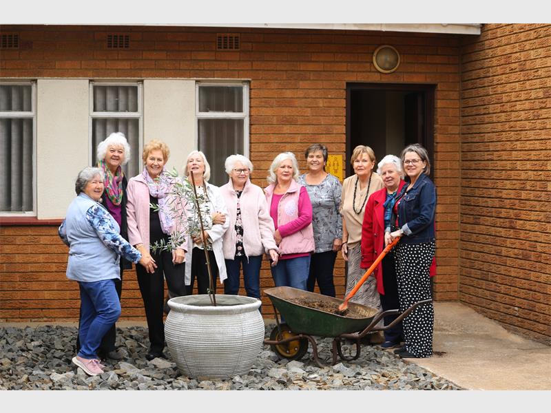 Alhoewel Boomplantdag tradisioneel in September gevier word, het Rensburg VLU hul eie bydrae in Oktober gemaak.