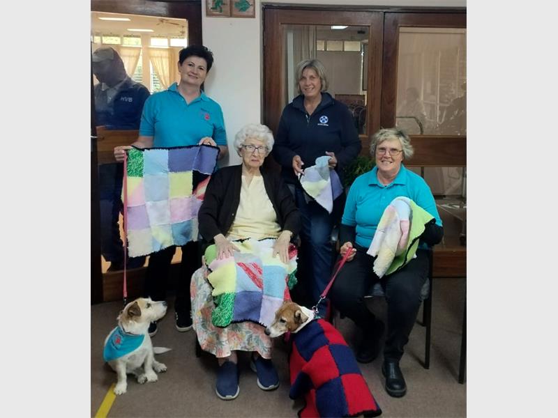 Yvonne Hendricks brei met liefde komberse vir troeteldiere in nood haar skenkings sorg dat diere warm en geliefd voel.