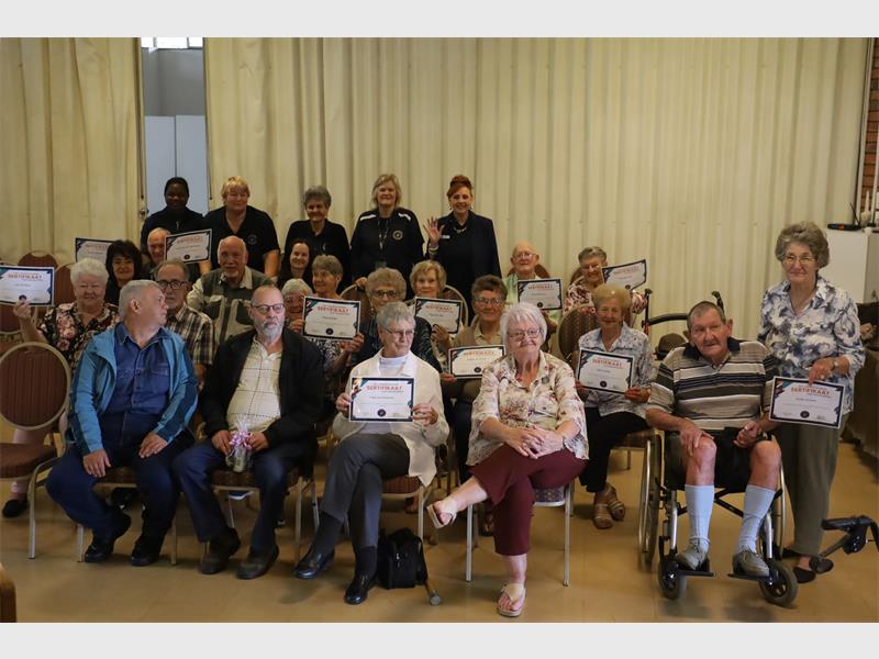 Die organisasie het hul dankbaarheid getoon deur ere-ondersteunersertifikate aan senior burgers van 80 jaar en ouer te oorhandig.