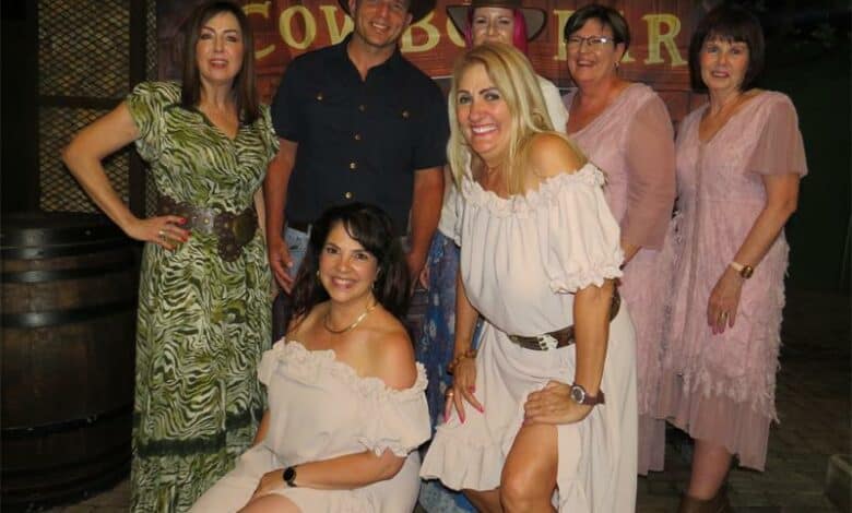 Die Sakevroue vier ’n jaar waarin ondersteuning geseëvier het.