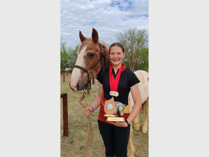 Met haar boog, pyle en perd Tequila het Tahlita Schoeman van Hoërskool John Vorster haar teenstanders in die stof gebyt tydens die MAASA Nasionale Kampioenskappe.
