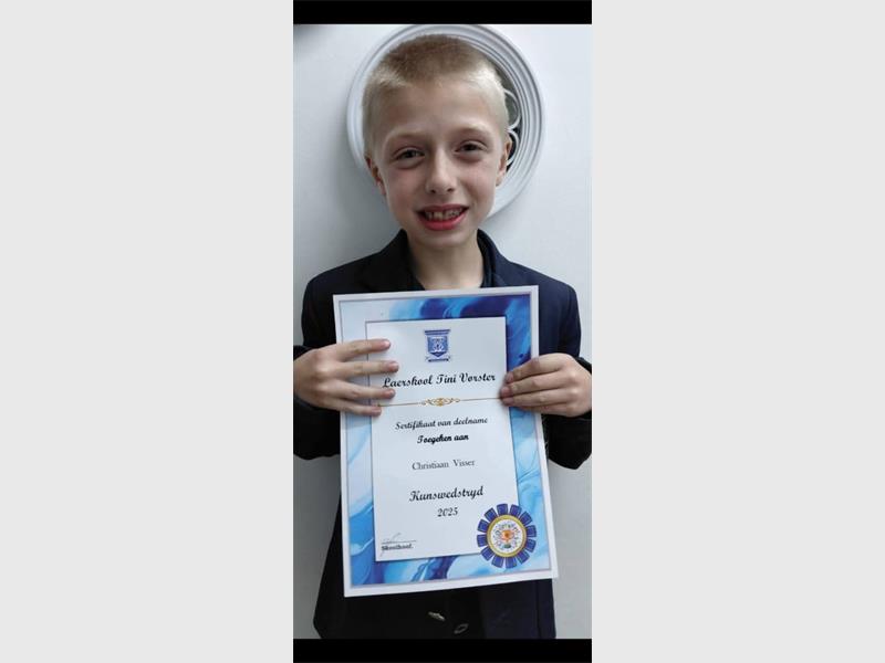 Die talentvolle jong kunstenaar van Nigel het met ’n A+++ en ’n sertifikaat van sy skool weggestap.