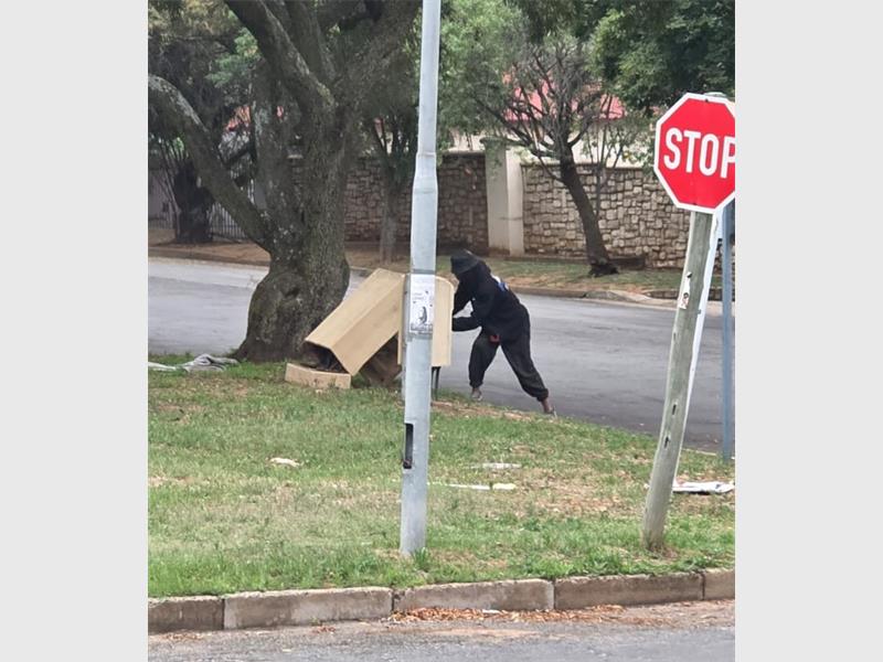 Die voortdurende plundering van kragbokse laat wyke sonder krag en stel die publiek aan gevaar bloot.