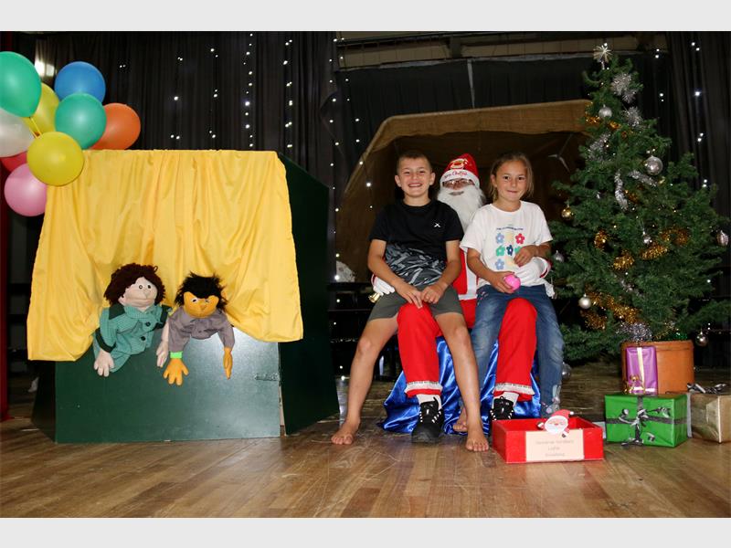 Laerskool AG Visser se kersmark op 28 November het besoekers bederf met geskenkstalletjies, lekkernye, kinderpret en ’n spesiale kuier van Kersvader self.