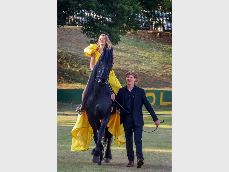 Haar goue-geel rok en onvergeetlike aankoms op haar perd het almal se aandag gesteel.