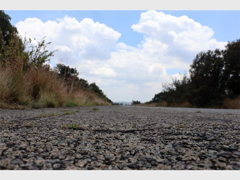 Mense van heinde en verre kom self ervaar hoe stilstaande voertuie skynbaar teen ’n heuwel op beweeg, en hoor die legende van ’n paartjie wat daar tragies gesterf het.